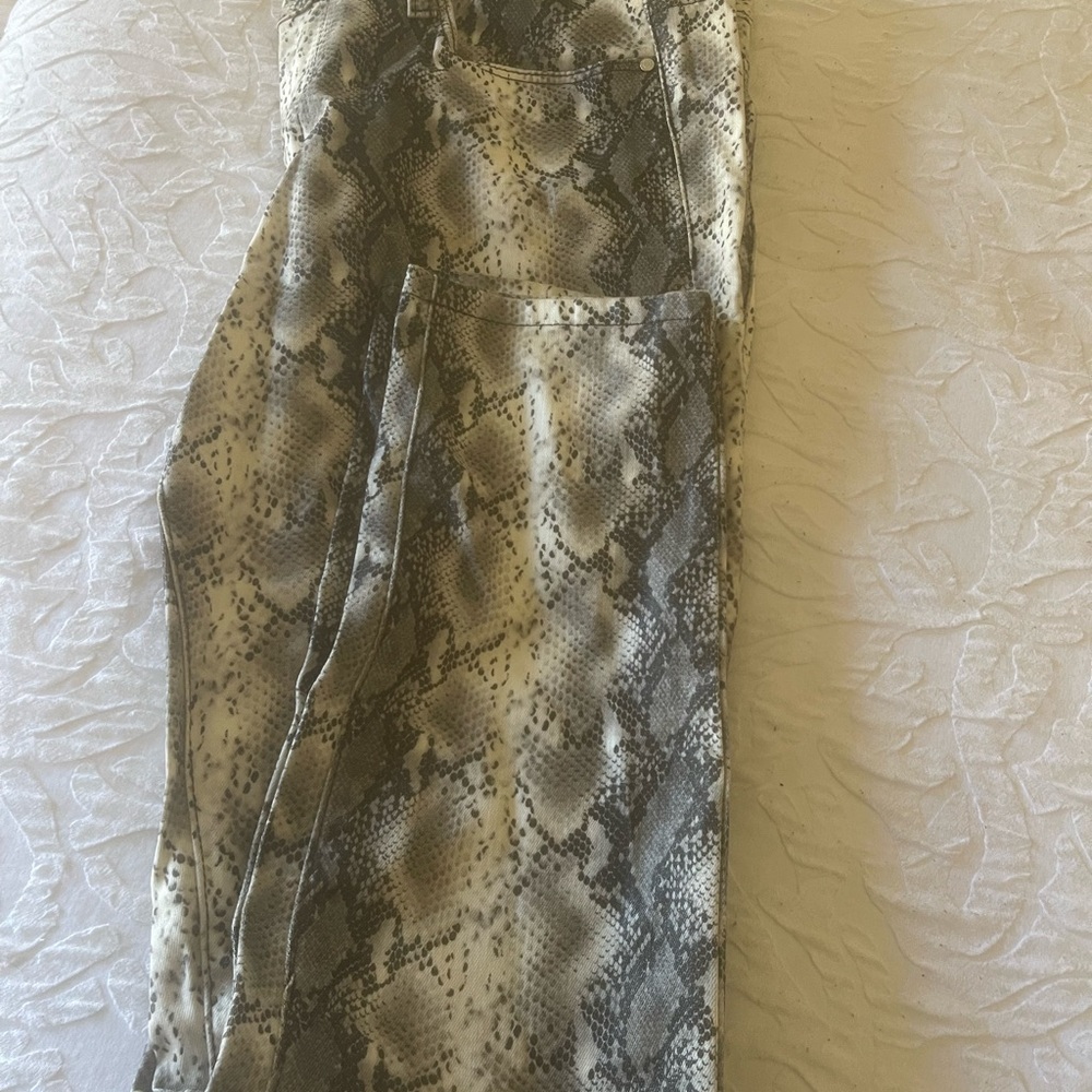 Snake prit skinny pants. Great condition